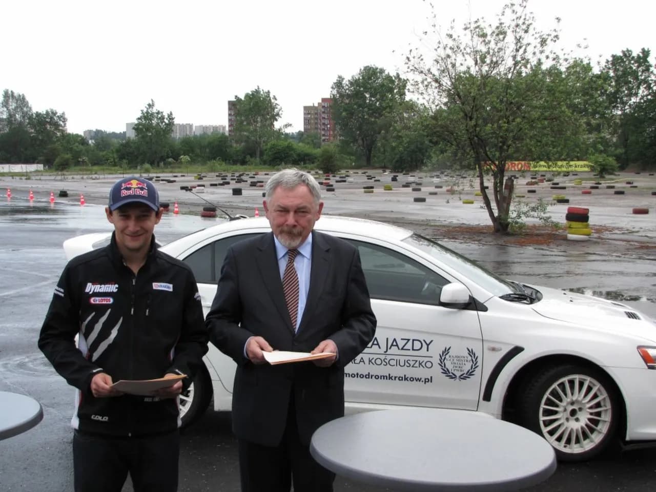 Kto jest polskim kierowcą rajdowym reklamującym markę mubi pl?