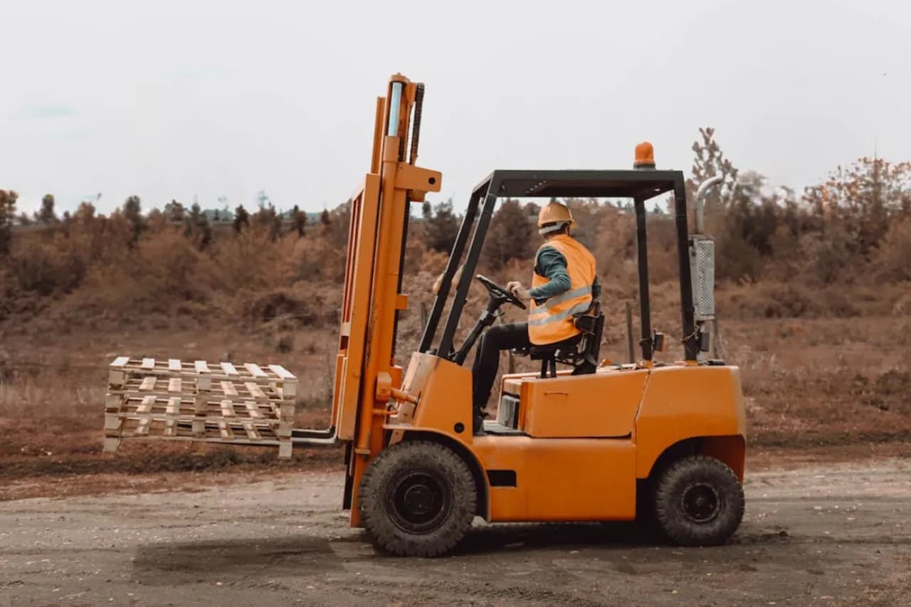 Ile zarabia kierowca wózka widłowego? Zaskakujące różnice w płacach