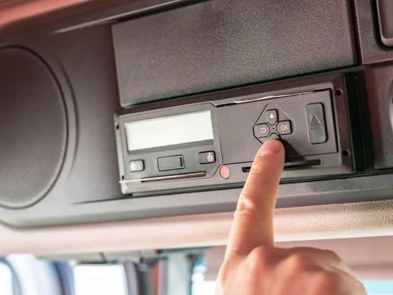 Ile godzin dziennie może pracować kierowca ciężarówki? Sprawdź przepisy