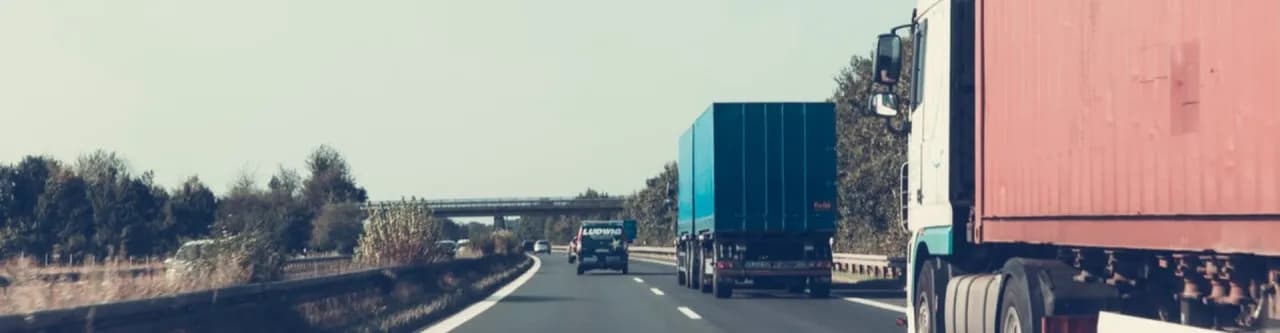 Ile zarabia spedytor krajowy? Odkryj zaskakujące wynagrodzenia w Polsce