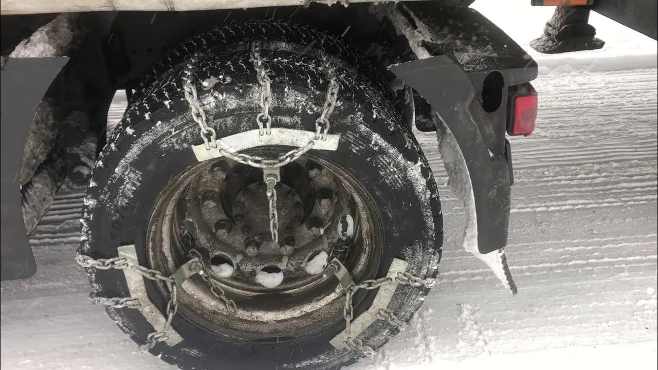 Jak założyć łańcuchy na koła ciężarówki? Instrukcja krok po kroku