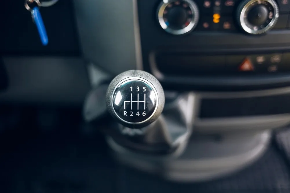 Jak zmieniać biegi w ciężarówce, aby uniknąć najczęstszych błędów