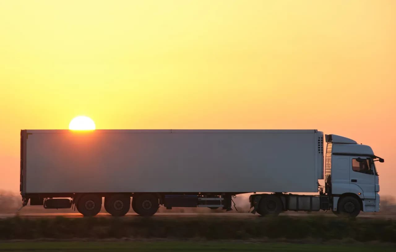 Naczepa BDE - co to jest i jak zwiększa wydajność transportu?